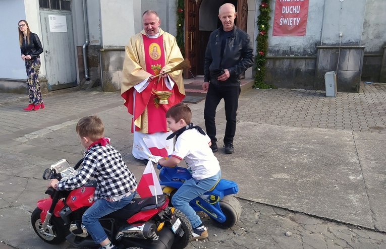 Motocykle, także tych najmłodszych parafian, pobłogosławił proboszcz ks. Marian Marszałek.