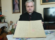 Ks. Leszek Niedźwiedź pokazuje protokół wizytacji spisany przez bp Stefana Wyszyńskiego.