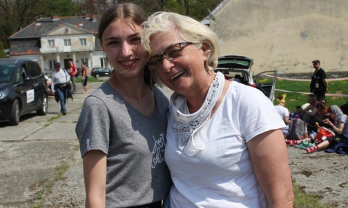 Natalia Świątkewicz z babcią na postoju w Polance Hallera.