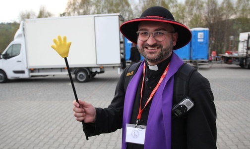 Ks. Grzegorz Piekiełko i "Pan Rączka" - przewodnik grupy św. Matki Teresy.