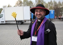 Ks. Grzegorz Piekiełko i "Pan Rączka" - przewodnik grupy św. Matki Teresy.