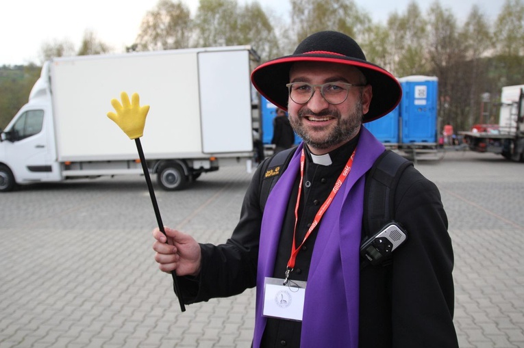 Ks. Grzegorz Piekiełko i "Pan Rączka" - przewodnik grupy św. Matki Teresy.