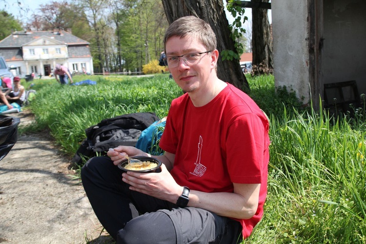 Ks. Piotr Niemczyk - przewodnik grupy św. Józefa Bilczewskiego na postoju w Polance Hallera.