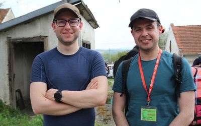 Księża: Jakub Kuliński i Damian Broda - przewodnicy grupy bł. ks. Michała Sopoćki - na postoju w Polance Hallera.