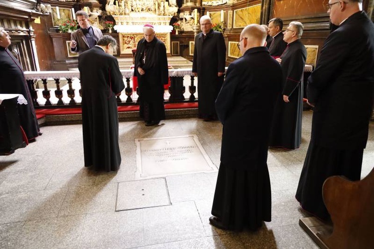 Kanonicy zwiedzali katedrę po renowacji