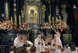 Celebra pod przewodnictwem bp. Marka Solarczyka w jasnogórskiej kaplicy. Po prawej stronie Cudownego Wizerunku Matki Bożej figura św. Kazimierza, patrona naszej diecezji.