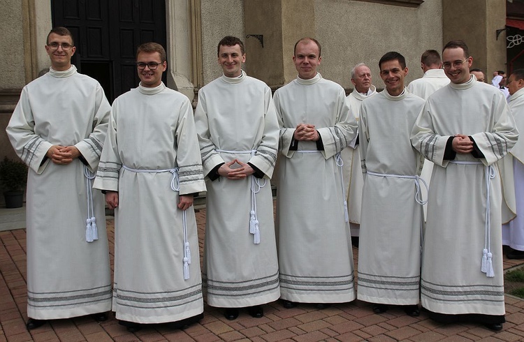 Alumni - kandydaci na diakonów jeszcze przed Mszą św.