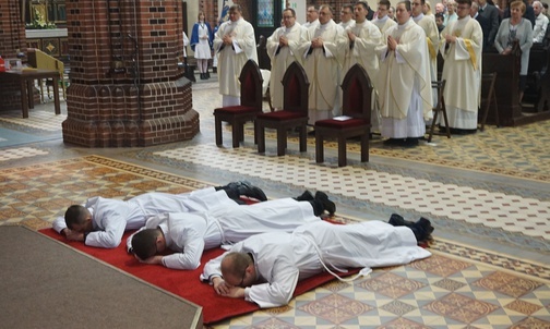Bp Andrzej Iwanecki wyświęcił nowych diakonów