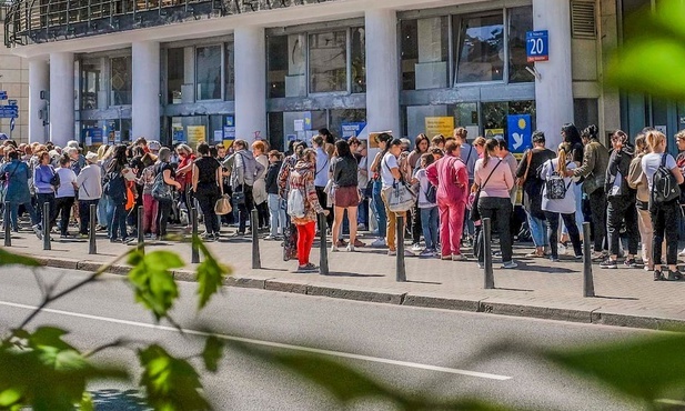 Coraz dłuższe kolejki uchodźców przed Centrum Pomocy Mokotów