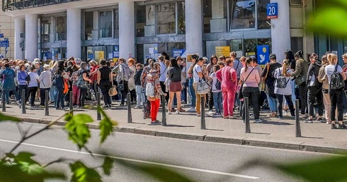 Coraz dłuższe kolejki uchodźców przed Centrum Pomocy Mokotów