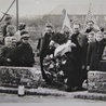 Rok 1951. "Manifestacja pokojowa na gruzach krematorium Stutthofu" z udziałem księży represjonowanych przez Niemców podczas II wojny światowej.