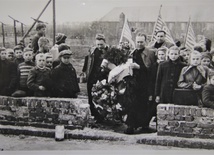 Rok 1951. "Manifestacja pokojowa na gruzach krematorium Stutthofu" z udziałem księży represjonowanych przez Niemców podczas II wojny światowej.