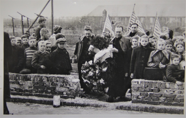 Rok 1951. "Manifestacja pokojowa na gruzach krematorium Stutthofu" z udziałem księży represjonowanych przez Niemców podczas II wojny światowej.