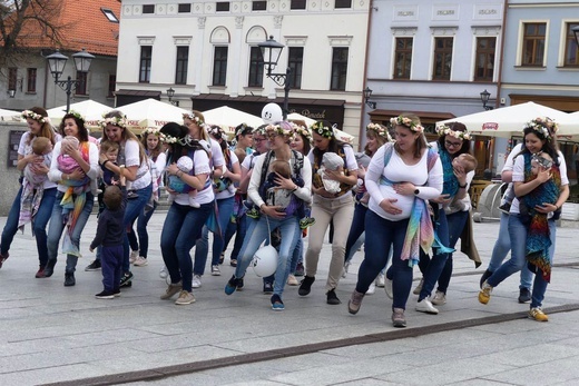 Chustotańce mam i niemowlaków na ulicach Bielska-Białej - 2022