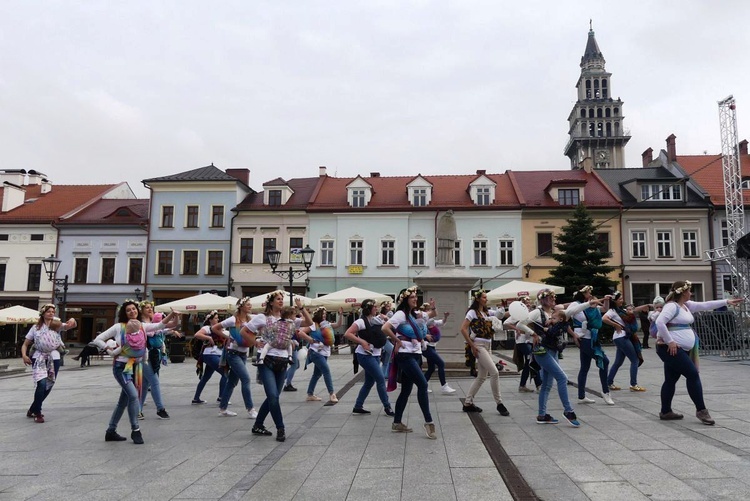 Chustotańce mam i niemowlaków na ulicach Bielska-Białej - 2022