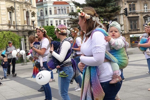 Chustotańce mam i niemowlaków na ulicach Bielska-Białej - 2022