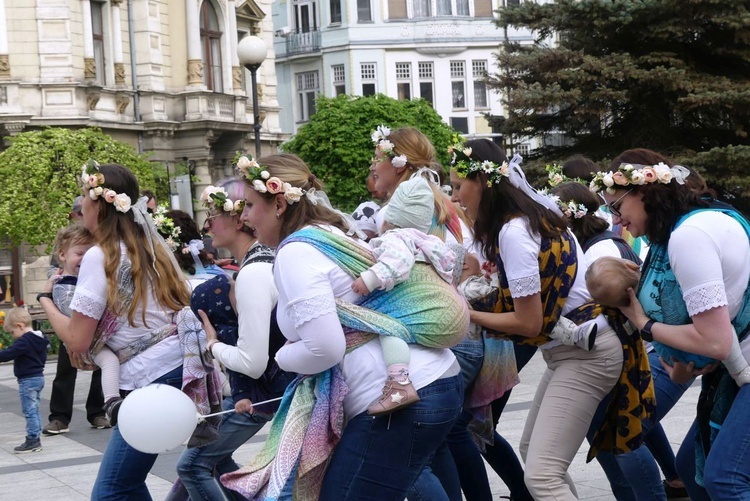 Chustotańce mam i niemowlaków na ulicach Bielska-Białej - 2022