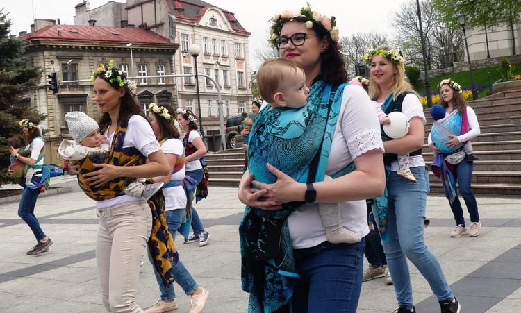 Chustotańce mam i niemowlaków na ulicach Bielska-Białej - 2022