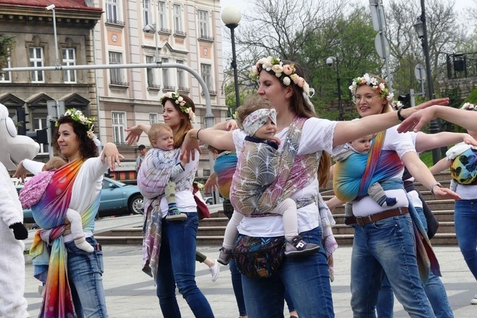 Chustotańce mam i niemowlaków na ulicach Bielska-Białej - 2022