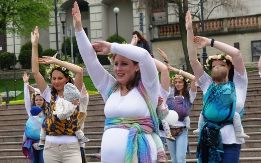 Chustotańce mam i niemowlaków na ulicach Bielska-Białej - 2022