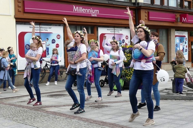 Chustotańce mam i niemowlaków na ulicach Bielska-Białej - 2022