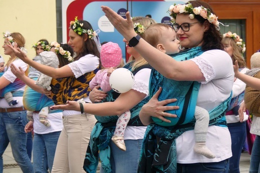 Chustotańce mam i niemowlaków na ulicach Bielska-Białej - 2022