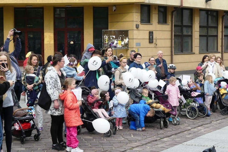 Chustotańce mam i niemowlaków na ulicach Bielska-Białej - 2022