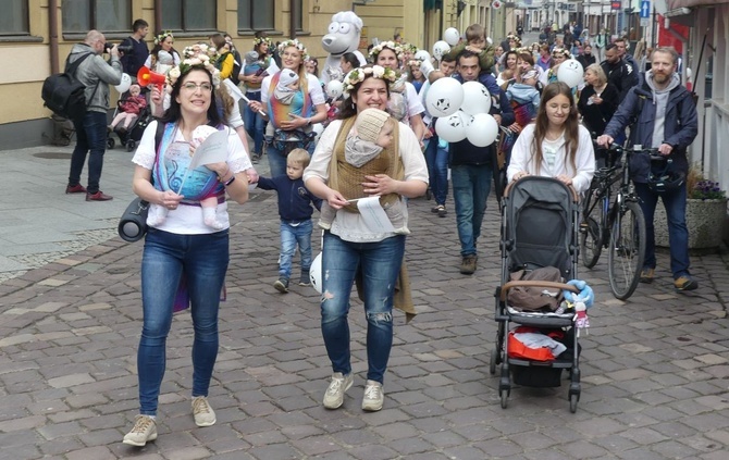 Chustotańce mam i niemowlaków na ulicach Bielska-Białej - 2022