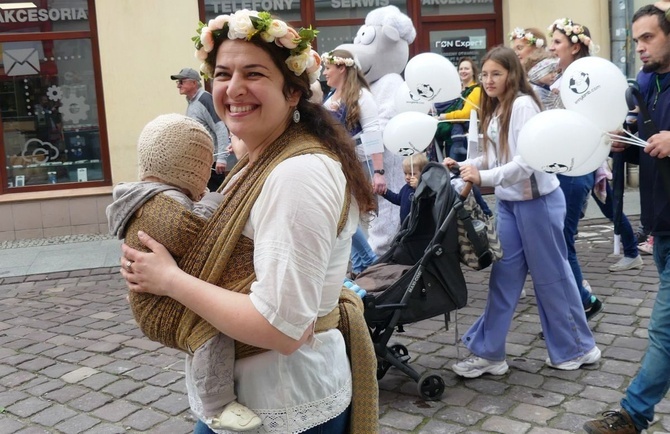 Chustotańce mam i niemowlaków na ulicach Bielska-Białej - 2022