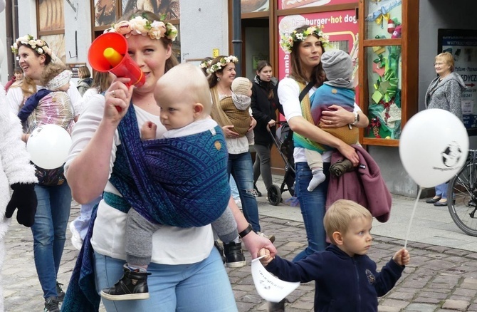 Chustotańce mam i niemowlaków na ulicach Bielska-Białej - 2022