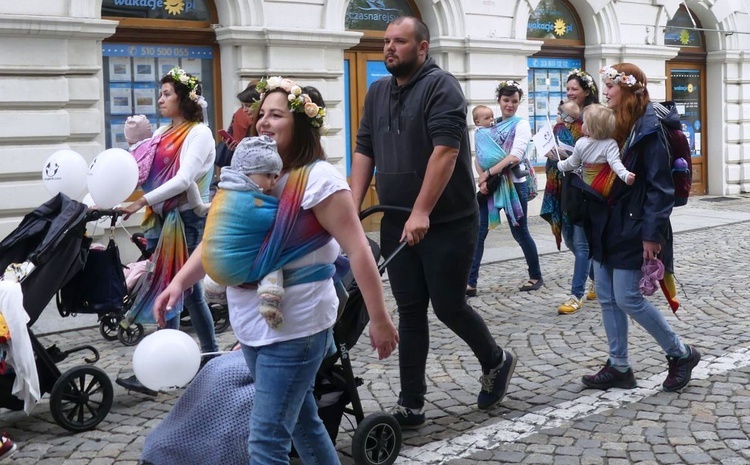 Chustotańce mam i niemowlaków na ulicach Bielska-Białej - 2022