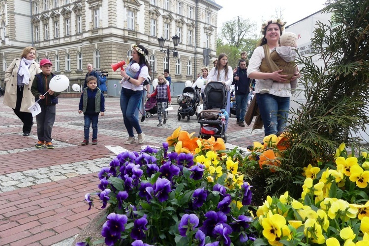 Chustotańce mam i niemowlaków na ulicach Bielska-Białej - 2022