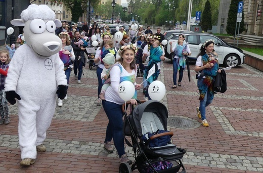 Chustotańce mam i niemowlaków na ulicach Bielska-Białej - 2022