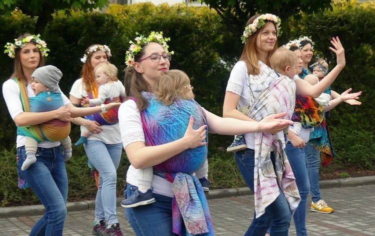 Chustotańce mam i dzieci na ulicach Bielska-Białej.