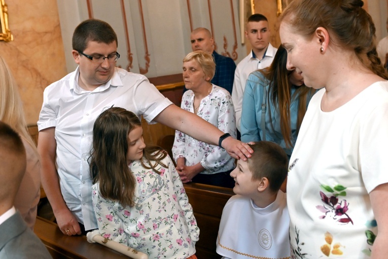 Na początku Mszy św. rodzice pobłogosławili swoje dzieci.