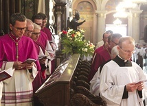 ▲	Biskup Mirosław Milewski wraz z duchowieństwem w czasie dorocznych nieszporów ku czci św. Zygmunta.