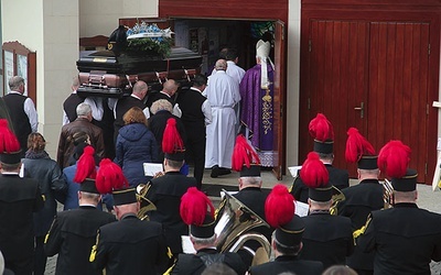 Ostatnie pożegnanie w parafii Podwyższenia Krzyża Świętego w Jastrzębiu-Zdroju.