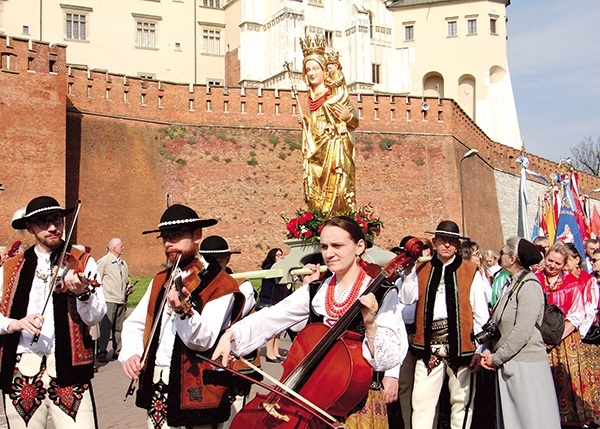 W procesji górale nieśli feretron z figurą Matki Bożej Ludźmierskiej.