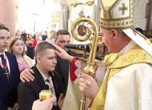 ▲	Tylko w limanowskiej parafii do sakramentu dojrzałości chrześcijańskiej w tym roku przystąpiło aż 230 młodych ludzi.