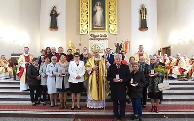 ▲	Diecezjanie uhonorowani za zasługi dla działalności charytatywnej Kościoła.