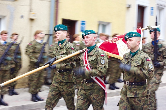 Uczestnicy przemaszerowali ulicami miasta prowadzeni przez poczty sztandarowe i kompanie honorowe. 