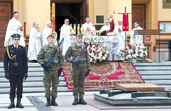 ▲	Uroczystości rozpoczęła Msza św.