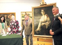 ▲	Obraz przekazał Rafał Rajkowski (z prawej). Od lewej: Ilona Pulnar-Ferdjani, Paulina Szymalak-Bugajska i Leszek Ruszczyk. 