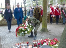 ▲	Wiązanka kwiatów od premiera Mateusza Morawieckiego.