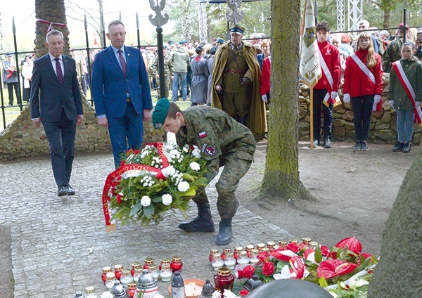 ▲	Wiązanka kwiatów od premiera Mateusza Morawieckiego.