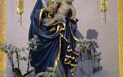 ▲	Wewnątrz znajduje się figura Matki Bożej Pięknej, pamiątka peregrynacji w diecezji z okazji Roku Wielkiego Jubileuszu 2000. 