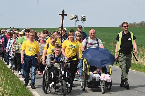 ▲	Mimo zmiany terminu w drogę udało się około 250 osób.