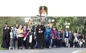 Wedrującym znów towarzyszył w drodze Najświętszy Sakrament.