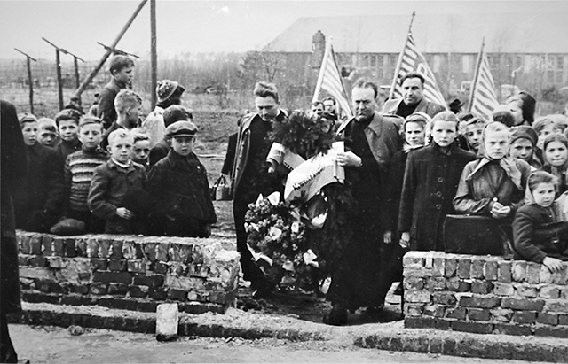 Rok 1951. „Manifestacja pokojowa na gruzach krematorium Stutthofu” z udziałem księży represjonowanych przez Niemców podczas II wojny światowej.