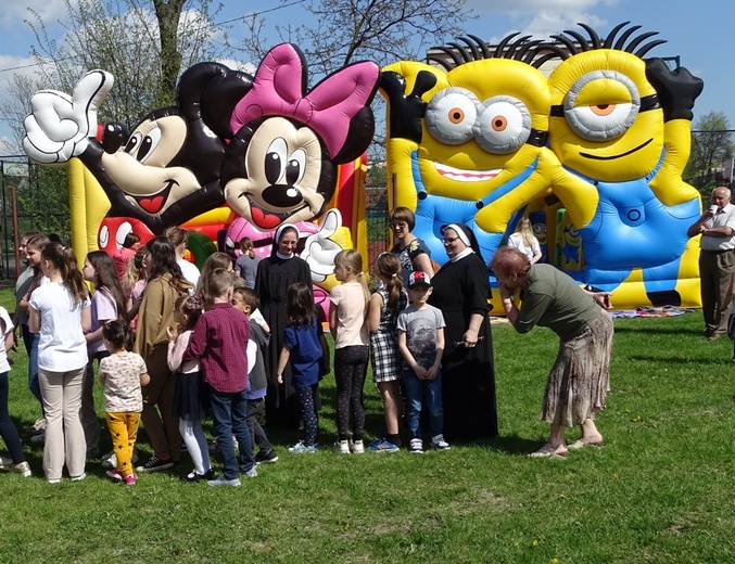  Nad przebiegiem festynu czuwały s. Ewa Górlicka i s. Magdalena Rojek (z prawej).